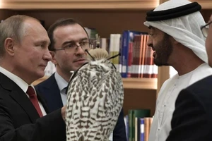 Ông Putin tặng thái tử UAE loài chim ưng tặng vua Saudi Arabia