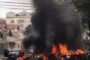 Kinh hoàng máy bay đâm sầm xuống nhiều ô tô chạy trên đường