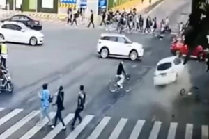 Ô tô vượt 2 đèn đỏ liên tiếp, càn quét 14 người thương vong