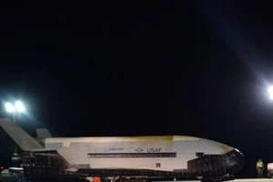 Mỹ hạ cánh tàu quỹ đạo bí ẩn sau 780 ngày trên không gian