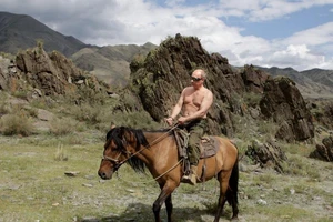 KGB công bố tiểu sử thời trẻ của ông Putin