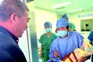 Mẹ 67, cha 68 chờ bị phạt vì sinh con thứ ba