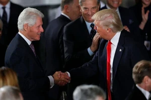 Ông Clinton nhắn ông Trump: Cứ để cấp dưới lo chuyện luận tội