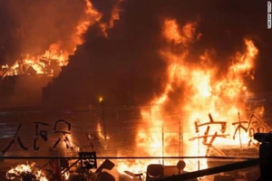 Hong Kong: Người biểu tình đốt cổng trường, chặn cảnh sát 