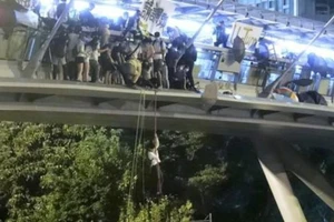 Hong Kong: Người biểu tình đu dây thoát ra khỏi trường