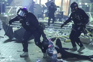 Hong Kong: Còn khoảng 300 người kẹt trong trường đại học 