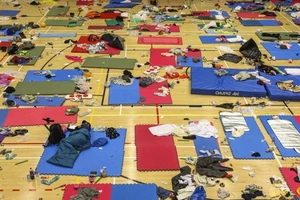 Hong Kong: 100 người trong trường quyết không nộp mình dù đói 