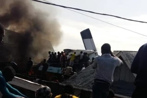 Máy bay chở khách rơi xuống khu dân cư 