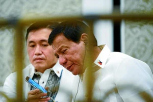 Trung Quốc muốn cho ông Duterte '1 điện thoại không thể hack'