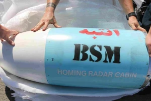 Mỹ công bố ảnh tịch thu bộ phận tên lửa Iran chở qua Yemen