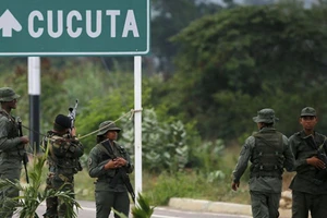 Binh sĩ Venezuela tại cầu quốc tế Tienditas nối Venezuela với Colombia. Ảnh: AP