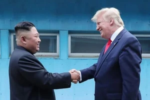 Lãnh đạo Triều Tiên Kim Jong-un (trái) và Tổng thống Mỹ Donald Trump tại làng Bàn Môn Điếm tháng 6-2019. Ảnh: AP
