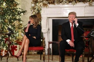 Tổng thống Mỹ Donald Trump (phải) nói ông “vẫn đang nghiên cứu” quà tặng vợ (trái), thời điểm chỉ còn chưa tới 24 giờ nữa là tới lễ Giáng sinh. Ảnh: GETTY IMAGES
