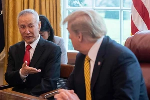 Phó Thủ tướng Trung Quốc Lưu Hạc (trái) trong một cuộc gặp với Tổng thống Mỹ Donald Trump (phải) tại Nhà Trắng (Mỹ). Ảnh: AFP