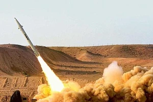 Tên lửa đạn đạo Fateh-110 của Iran trong một lần thử. Ảnh: AFP