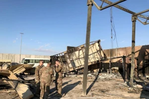 Binh sĩ Mỹ tại căn cứ Ayn al-Asad sau khi bị Iran nã tên lửa. Ảnh: REUTERS