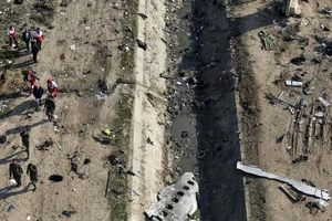 Hiện trường máy bay Ukraine bị bắn. Ảnh: AP