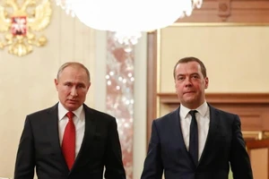 Tổng thống Nga Vladimir Putin (trái) và Thủ tướng Nga Dmitry Medvedev (phải). Ảnh: SPUTNIK