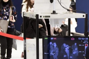 Tầm soát thân nhiệt hành khách ở sân bay quốc tế Kuala Lumpur (Malaysia) ngày 21-1. Ảnh: SCMP