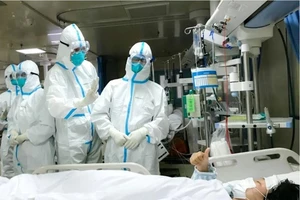 Bác sĩ ở Vũ Hán đang phải chạy đua với thời gian và đương đầu với bao khó khăn chiến đấu với dịch virus Corona. Ảnh: THX