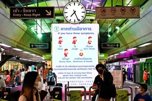 Bảng khuyến cáo ngừa lây lan virus Corona tại một trạm tàu điện ở Bangkok (Thái Lan) ngày 1-2. Ảnh: AFP