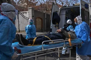 Di chuyển cấp cứu bệnh nhân Corona ở Trung Quốc. Ảnh: SCMP