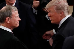 Tổng thống Donald Trump (phải) và Chánh án John Roberts (trái) - chủ tọa phiên tòa luận tội ông tại Thượng viện. Ảnh: Al JAZEERA
