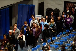 Xếp hàng bỏ phiếu kín tại trường đại học Drake ở TP Des Moines, bang Iowa (Mỹ) tối 3-2. Ảnh: REUTERS