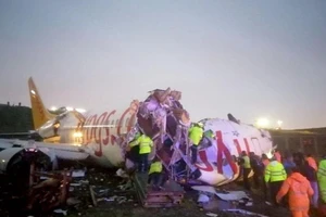 Hiện trường máy bay chở 177 người bị trượt đường băng và gãy đôi ở Thổ Nhĩ Kỳ ngày 5-2. Ảnh: TWITTER