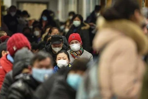 Người dân Vũ Hán tập trung trước một bệnh viện chờ khám. Ảnh: AFP