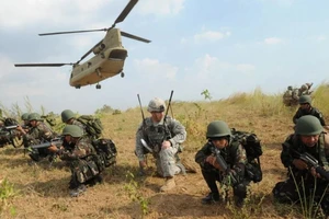 Binh sĩ Philippines và binh sĩ Mỹ tập trận chung. Ảnh: AFP