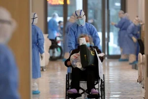 Bệnh nhân nhiễm COVID-19 tại một bệnh viện ở Vũ Hán. Ảnh: SCMP