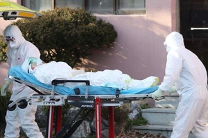 Di chuyển bệnh nhân nhiễm COVID-19 tại bệnh viện Daenam gần TP Daegu. Ảnh: AFP