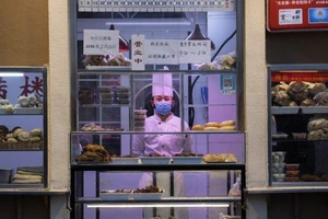 Nhà hàng Bắc Kinh (Trung Quốc) chuyển hướng phục vụ mang đi trong mùa dịch COVID-19. Ảnh: AP