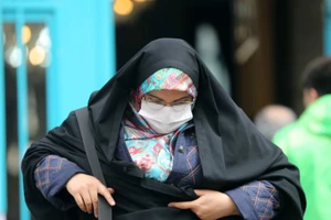Người dân Tehran (Iran) mang khẩu trang ngừa nhiễm COVID-19. Ảnh: ANADOLU AGENCY