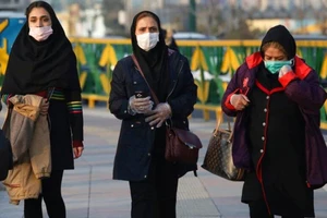 Người đi đường ở Tehran (Iran) trong mùa dịch COVID-19. Ảnh: AP