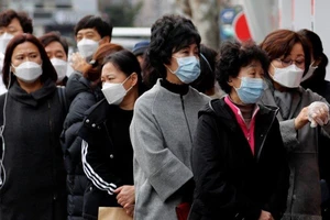 Xếp hàng chờ mua khẩu trang bên ngoài một nhà thuốc ở Daegu (Hàn Quốc). Ảnh: REUTERS