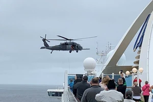 Trực thăng quân sự chở thiết bị y tế ra để xét nghiệm người trên tàu du lịch Grand Princess đậu ngoài khơi California (Mỹ). Ảnh: REUTERS