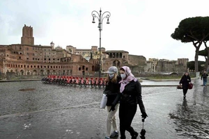 Người dân Ý mang khẩu trang phòng dịch COVID-19 khi ra đường. Ảnh: AFP