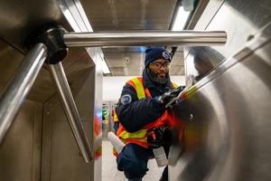 Vệ sinh nơi công cộng mùa dịch COVID-19 ở New York (Mỹ). Ảnh: BLOOMBERG