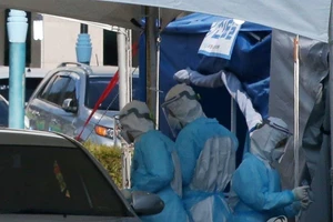 Kiểm tra sức khỏe một tài xế ở TP Polang thuộc tỉnh Gyeongsang Bắc (Hàn Quốc) ngày 8-3. Ảnh: YONHAP