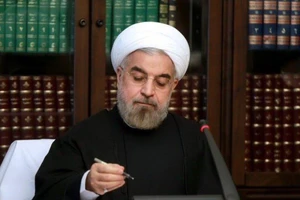 Tổng thống Hassan Rouhani viết thư kêu gọi lãnh đạo các nước giúp Iran chống lại trừng phạt của Mỹ để có tiền chống dịch COVID-19. Ảnh: IFP