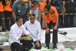 Bộ trưởng Giao thông Indonesia Budi Karya Sumadi (giữa) và Tổng thống Indonesia Joko Widodo (trái) xem xét các mảnh vỡ từ máy bay bị nạn của hãng Lion Air năm 2018. Ảnh: AFP