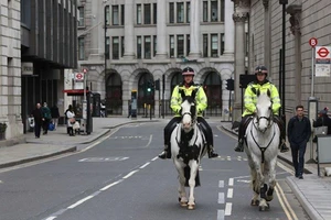 Cảnh sát tuần tra đường phố London (Anh) ngày 20-3. Ảnh: AP