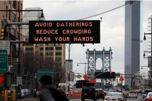 Biển khuyến cáo tránh tụ tập và năng rửa tay ở TP New York, bang New York (Mỹ) ngày 20-3. Ảnh: REUTERS