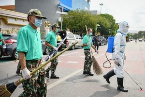 Người tình nguyện làm vệ sinh một khu chợ ở thủ đô Bangkok (Thái Lan) ngày 20-3. Ảnh: AP