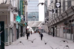 Đường phố Brussles (Bỉ) vắng vẻ vì lệnh phong tỏa. Ảnh: REUTERS