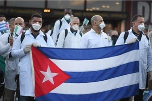 Nhóm bác sĩ, y tá Cuba đến sân bay Malpensa gần TP Milan, vùng Lombardy (Bắc Ý) ngày 22-3 để hỗ trợ cứu chữa bệnh nhân nhiễm COVID-19. Ảnh: REUTERS