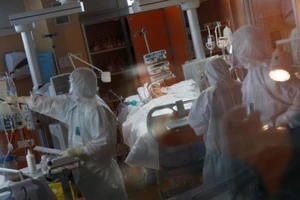 Chăm sóc bệnh nhân COVID-19 tại một bệnh viện ở thủ đô Rome (Ý) ngày 24-3. Ảnh: REUTERS