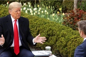 Tổng thống Mỹ Donald Trump trả lời phỏng vấn nhà báo Fox News về phản ứng với dịch COVID-19, tại Nhà Trắng ngày 24-3. Ảnh: REUTERS